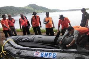 Sejumlah relawan saat berlatih menggunakan perlengkapan bencana bantuan Badan Nasional Penanggulangan Bencana (BNPB). 